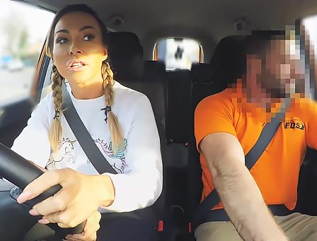 Парочка занялась сексом в машине не подозревая о скрытых камер